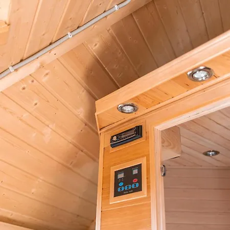 Pod Chmielarzem Bed & Breakfast 3*